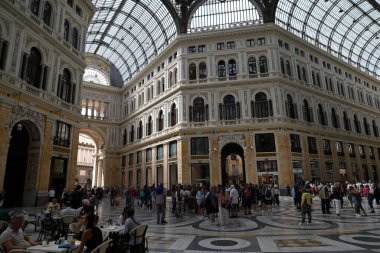 Napoli 'deki Umberto I Galerisinde yürüyen turistler 