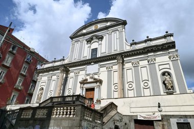 Güneşli bir günde San Paolo Maggiore Bazilikası