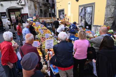 Napoli 'deki Pignasecca pazarındaki meyve ve sebze tezgahının önündeki müşteriler