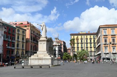 Dante Meydanı, Napoli 'de Dante Alighieri heykeli ile 1871' de Tito Angelini tarafından yapılmıştır.