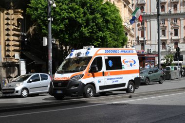 Napoli 'de bir sokakta ambulans