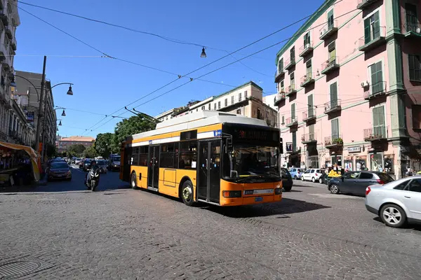 Napoli şehrinin katenareri büyük bir bulvarda elektrik otobüsü.