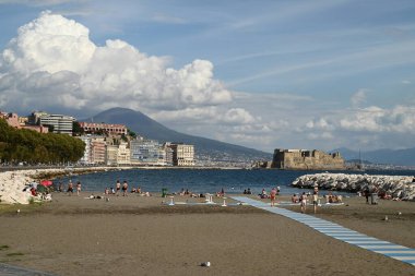 Napoli 'deki Mappatella plajında Vesuvius arka planda.