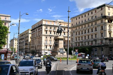  Napoli 'deki Giovanni Bovio Meydanı' nın ortasında Vittorio Emanuele II 'nin binicilik heykeli var. 