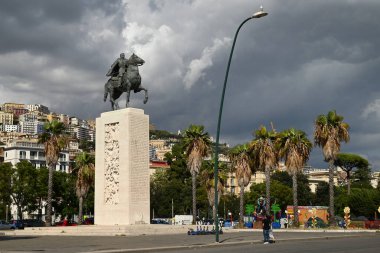 Napoli 'de Francesco Nagni tarafından yaratılan Duca della Vittoria Diaz' ın binicilik heykeli