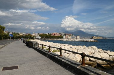 Francesco Caracciolo yoluyla Napoli Körfezi boyunca, arkasında Vesuvius volkanı ile.