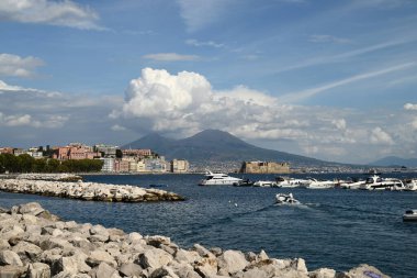 Napoli 'de Molo Luise marinası. Arkasında Vesuvius volkanı var.