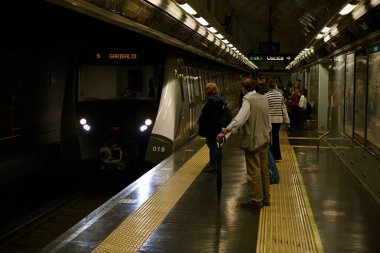 Napoli metrosu, platforma insanlarla birlikte Dante İstasyonu 'na geliyor.