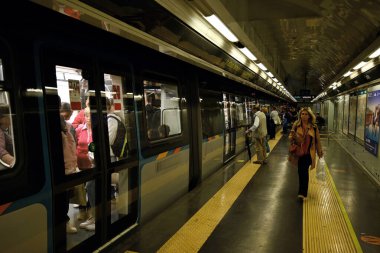 Napoli metrosu Dante istasyonunda, platformda insanlar var.