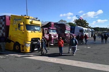 24 Saat Kamyon Yarışı sırasında Le Mans pistinde yürüyen ziyaretçiler