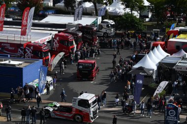 24 saatlik Le Mans turunun çayırında ziyaretçiler var.