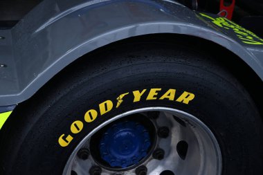 24 saat yarışan bir Le Mans yarış kamyonunun Goodyear marka lastiğinin yakın çekimi.