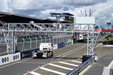 24 saatlik Le Mans otlağına dönen kamyonet.