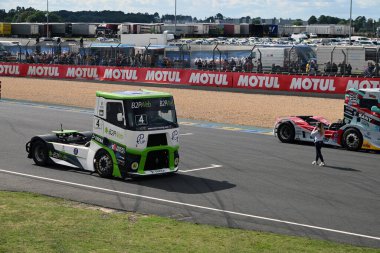 24 Saat Le Mans 'a katılan kamyonları yerleştiren kadın