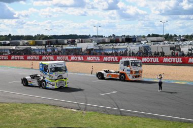 24 Saat Le Mans 'a katılan kamyonları yerleştiren kadın