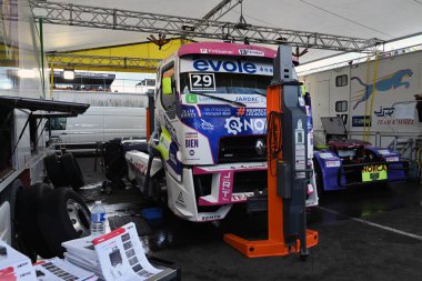 Le Mans 24 Saat yarış kamyonları otlaklarda