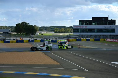 24 saatlik Le Mans pistinde başka bir kamyonun önünde patinaj çeken bir kamyon.