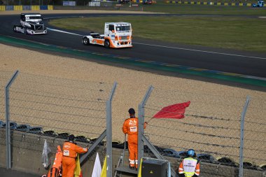 24 Saat Le Mans 'ın güvenlik görevlisi pistteki kamyonlara yarışın durduğunu bildirmek için kırmızı bayrak sallıyor.