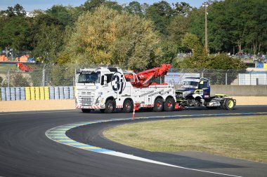 24 Saat Le Mans pistinde kaza yapmış bir yarış kamyonunu çeken çekici. 