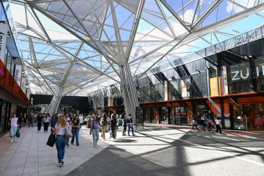 Napoli 'deki Garibaldi Meydanı' nın alışveriş salonunda yürüyen insanlar.