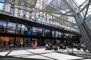 Napoli 'deki Garibaldi Meydanı' nın alışveriş salonunda yürüyen insanlar.