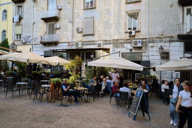 Napoli 'de Piazza Bellini' de bir kafe terasında oturan müşteriler