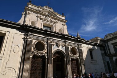 Napoli 'deki Vomero Tepesi' ndeki St. Martin Kartaca Manastırı 'nın ana kilisesine giriş.