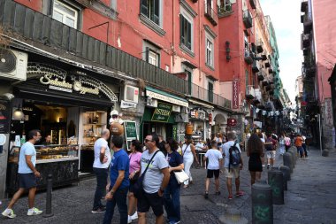 Napoli 'de Tribunal Caddesi boyunca yürüyen turistler