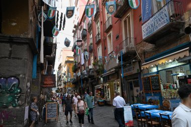 Napoli 'de Tribunal Caddesi boyunca yürüyen turistler