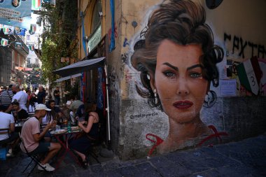 Napoli 'deki Tribunal Caddesi' nde Yaratıcı Garcia Chavez 'in Sophia Loren' i betimlediği duvar resmi.