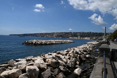 Mergellina bölgesi Napoli 'de Francesco Caracciolo Caddesi' nden görüldü.