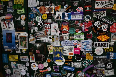 Napoli 'de bir caddenin duvarındaki kolajlar