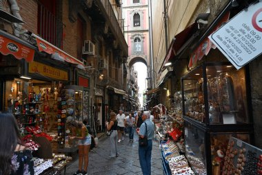 Napoli 'deki San Gregorio Armeno yolu üzerinde turistleri ve hediyelik eşya dükkanlarıyla