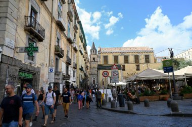 Napoli 'de Tribunal Caddesi' nde restoranı ve turistleri olan küçük bir meydan.