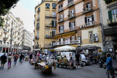 Napoli 'de restoran terasları olan bir Piazza Carita.