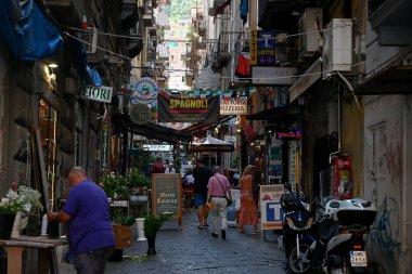 Napoli 'nin İspanyol Mahallesi' nde restoranları ve dükkanları olan eski bir cadde.