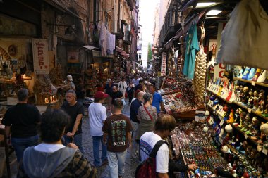 Napoli 'deki San Gregorio Armeno yolu üzerinde turistleri ve hediyelik eşya dükkanlarıyla