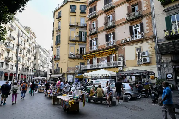 Napoli 'de restoran terasları olan bir Piazza Carita.