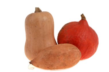 Balkabağı, tatlı patates ve balkabağı yakın plan beyaz arka planda izole edilmiş.