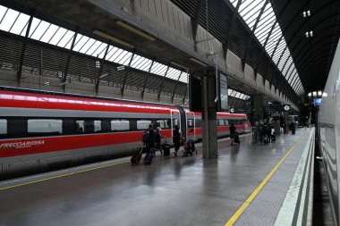 Platformda bavullarıyla yürüyen bir Iryo treni olan Sevilla tren istasyonu.
