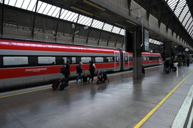 Platformda bavullarıyla yürüyen bir Iryo treni olan Sevilla tren istasyonu.