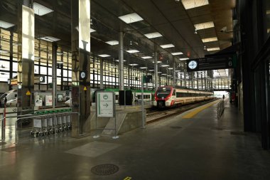 Renfe Cadiz istasyonundaki platformda tren kullanıyor.