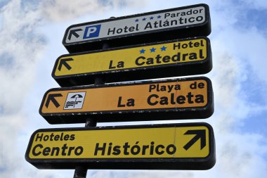 Otelleri ve Cadiz 'de bir plajı gösteren işaretler. 