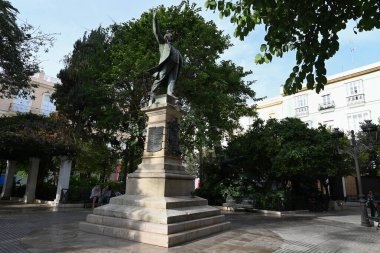 Siyasetçi ve yazar Emilio Castelar 'ın bronz heykeli, Cadiz' deki Plaza Candelaria 'da bulunuyor.