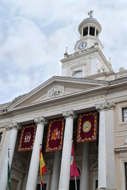 Cadiz Belediye Binası San Juan de Dios Meydanı 'nda yer alıyor.