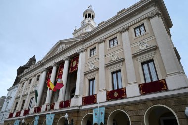 Cadiz Belediye Binası San Juan de Dios Meydanı 'nda yer alıyor.