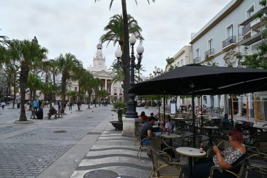 Cadiz 'deki Plaza San Juan de Dios Kafe terasları ve arka planda belediye binası.