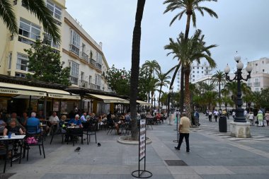 Kafe terasları ve palmiye ağaçları ile Cadiz 'deki San Juan de Dios Meydanı