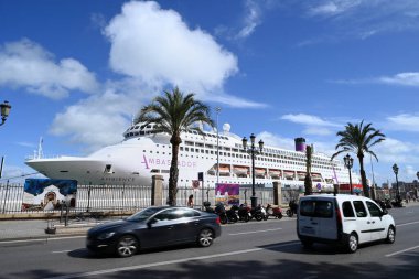 Gezici gemi güneşli bir günde Cadiz limanına yanaştı.