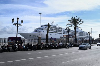 Yedi Denizci Denizci yolcu gemisi Cadiz limanına yanaştı.